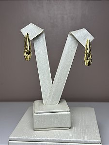 Brinco em gota vazada