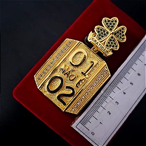 Pingente 01 não é 02 Cravejado - Banhado a Ouro 18k