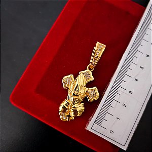 Pingente mão oração com terço Cravejado - Banhado a Ouro 18k