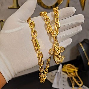 Corrente Cadeado 12mm Fecho Gaveta + Pingente Mão Oração Com Terço Cravejado G - Banhado a Ouro 18k