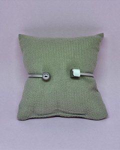 Bracelete de Aço Prateado Aberto - Um Lado um Quadrado e de Outro Lado Uma Bolinha - 18cm
