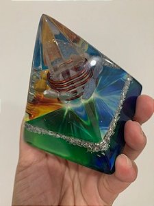 Pirâmide Orgonite 4 elementos 6 cm Terra, Fogo, Ar e Água + Brinde