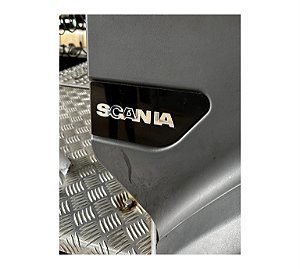 Emblema Scania acabamento para-lama dianteiro