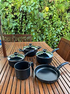 Conjunto Caçarola + Panelas com cabo + frigideira + caneco + Brinde Surpresa (Preto).