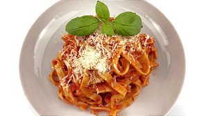 Talharim artesanal com manjericão  ao molho pomodoro