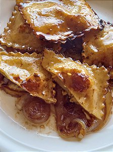 Ravióli de pernil com abacaxi