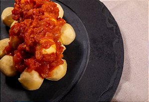 Nhoque com recheio de presunto e queijo muçarela ao molho pomodoro(P)
