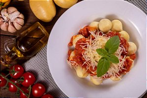 Nhoque com recheio de presunto e queijo muçarela ao molho pomodoro