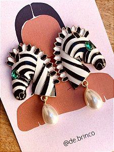 Brinco Zebra com Pérolas