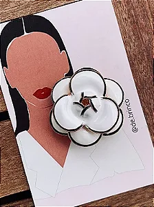 Broche Inspiração Chanel Branco