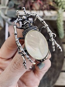 Broche/ pingente Besouro Madrepérola