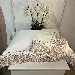 Capa de Travesseiro Percal 300 Fios – Abas Bordadas Champagne