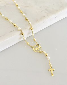 Colar terço com pérola e bolas ocas em banho de ouro 18k