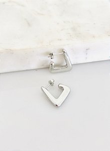 Argola lisa triangular em semijoia banhado a rôdio branco
