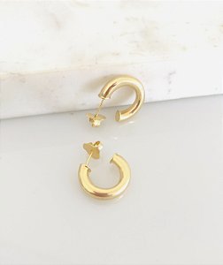 Argola tubo lisa pequena banhada a ouro 18k