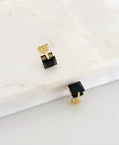 Brinco quadrado preto em banho de ouro 18k