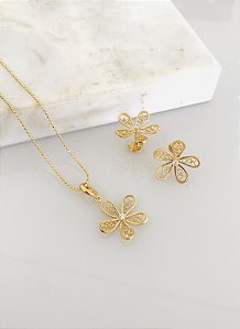 Conjunto flor vazado em semijoia banhado