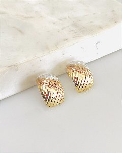 Brinco diamantando  com detalhe em três ouros