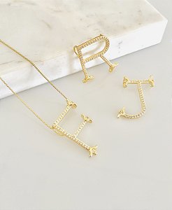 Colar letra cravejada com zircônia em semijoia banhado a ouro