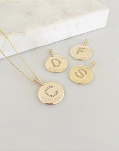 Colar letra cravejada em semijoia