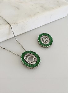 Colar letra esmeralda em semijoia banhado a rôdio
