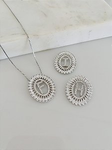 Colar letra oval em semijoia banhado a rôdio