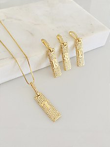 Colar letra cravejada em semijoia banhado a ouro
