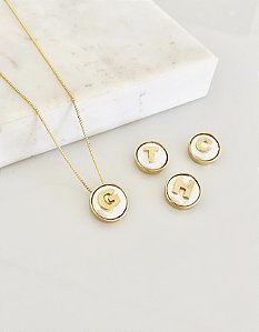 Colar letra com madrepérola em semijoia banhado a ouro