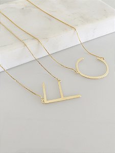 Colar letra lateral em semijoia banhado a ouro