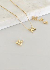 Colar nylon com letra em semijoia