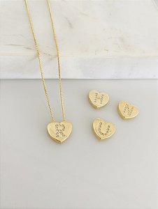 Colar coração com letra cravejada em semijoia banhado a ouro