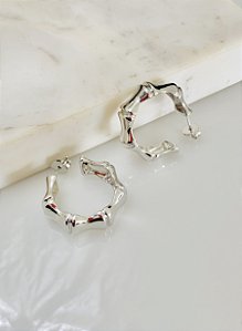 Argola detalhada em rôdio branco