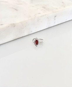Piercing vermelho em rôdio