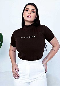 T-SHIRT GOLA ALTA  - PROTEGIDA - ALTO RELEVO - COR MARROM