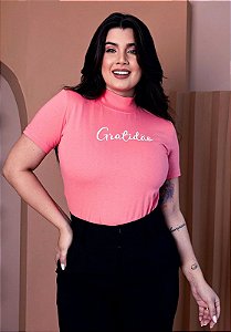 T-SHIRT GOLA ALTA - GRATIDÃO ALTO RELEVO PUFF - COR ROSA BATOM