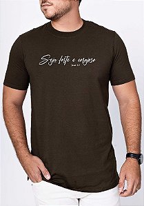 T-SHIRT MASCULINA -  SEJA FORTE E CORAJOSO  - COR MARROM