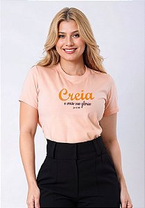 T-SHIRT FEMININA - CREIA E VERÁS TUA GLÓRIA - COR SALMÃO