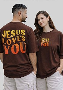 OVERSIZED - JESUS LOVES YOU - COR MARROM