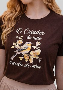 T-SHIRT FEMININA - O CRIADOR DE TUDO CUIDA DE MIM - COR MARROM