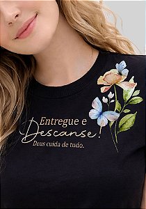 T-SHIRT FEMININA - FLOR OMBRO ENTREGUE E DESCANSE- COR PRETO