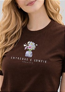 T-SHIRT FEMININA - ENTREGUE E CONFIE- COR MARROM