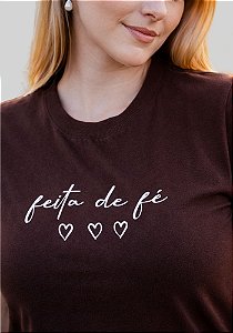 T-SHIRT FEMININA - FEITA DE FÉ - COR MARROM