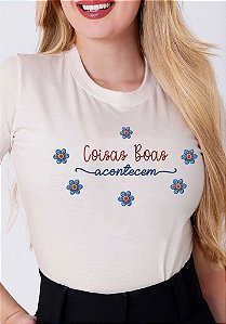 T-SHIRT FEMININA - COISAS BOAS ACONTECEM - COR MARFIM