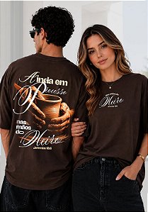 OVERSIZED - NAS MÃOS DO OLEIRO - COR MARROM