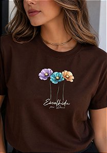 T-SHIRT FEMININA - FLORES ESCOLHIDA POR DEUS - COR MARROM