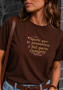 T-SHIRT FEMININA - AQUELE QUE TE PROMETEU - COR MARROM