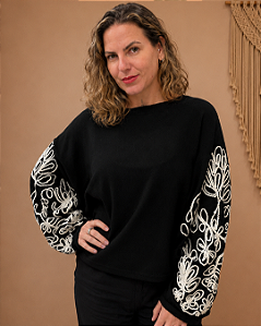 Blusa com Mangas Bordadas em Relevo
