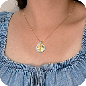 Pingente Concha com Acabamento em Microzircônias - Banhado a Ouro 18k