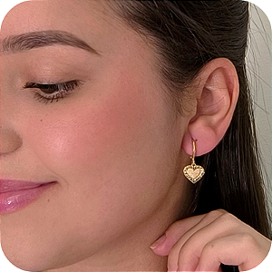 Brinco Argolinha de Click com Pingente de Coração em Relevo - Banhado a Ouro 18k
