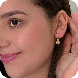 Brinco Argolinha de Click com Pingente de Coração e Mini Pérola - Banhado a Ouro 18k